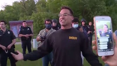 شرطي أمريكي يفاجئ المحتجين في 