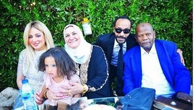 ظهور نادر لوالد محمد رمضان في حفل زفاف ابنته.. صور