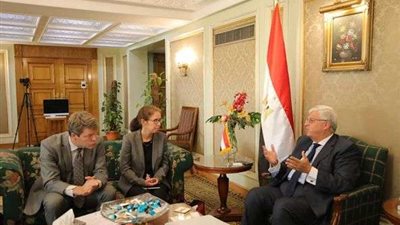 وزير التعليم العالي يناقش مشروع تأهيل طلاب الجامعات الحكومية لسوق العمل  مع مسئولي البنك الدولي