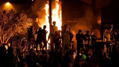 بارك أوباما ينند بالاحتجاجات العنيفية فى المدن الأمريكية