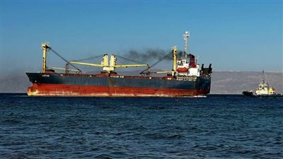 جنوح سفينة شحن ترفع علم 