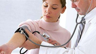 طبيب يوضح سر انتشار ظاهرة الضغط المنخفض عند الفتيات