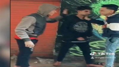 القبض على المتهمين بضرب شاب من ذوي الاحتياجات والاستهزاء به على تيك توك 