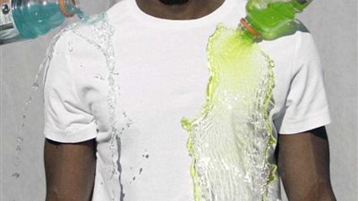 بالفيديو.. شاب هندي يقوم بتصنيع ملابس جديدة لا تتسخ