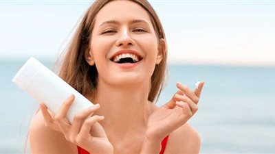 6 أخطاء تقع فيها الفتيات عند وضع واقي الشمس.. تجنبيها