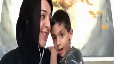 شاهد.. وزيرة إماراتية تتعرض لموقف محرج على الهواء