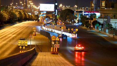 فيديو يرصد قيام شخصين باستعراض القوة باستخدام أسلحة نارية خلال حظر التجوال