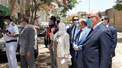 وزير التنمية المحلية ومحافظ القاهرة يتفقدان إزالة الإشغالات بمحيط مستشفي 57357