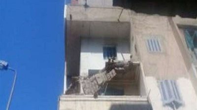 مشهد قاسي.. لحظة سقوط بلكونة على المارة في الإسكندرية (فيديو)