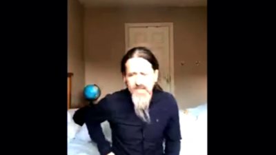 في اجتماع للبرلمان الأوروبي.. شاهد| نائب إيرلندي يظهر دون سروال