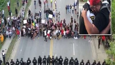 بالصور.. عناصر الشرطة الأمريكية تركع أمام المتظاهرين