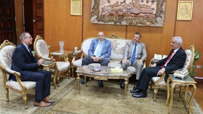 رئيس جامعة المنوفية يستقبل رئيس جامعة عين شمس