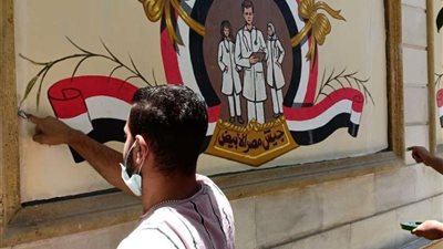 أعمال فنية بأيدي الطلاب لتجميل سور مستشفى بنها الجامعي