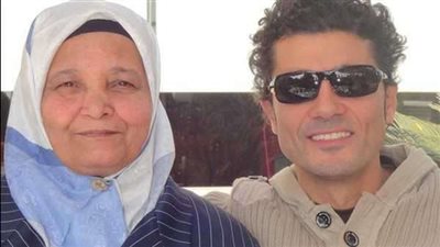 بكلمات مؤثرة.. خالد النبوي يحيي الذكرى الرابعة لوفاة والدته