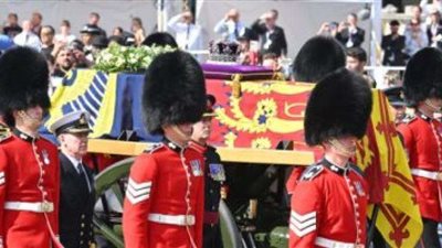 كيف غادرت الملكة إليزابيث قصر باكنجهام ؟.. فيديو