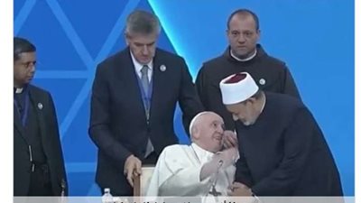 شيخ الأزهر يعانق بابا الفاتيكان خلال مؤتمر زعماء الأديان.. فيديو