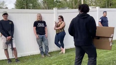 بالرشاشات والأسلحة الآلية .. استعدادات أصحاب المنازل في أمريكا لمواجهة تجاوزات المتظاهرين (فيديو)