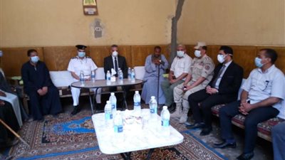 بالصور.. مُحافظ سوهاج يقدم واجب العزاء لأسرة شهيد سيناء المُجند سليم حسين