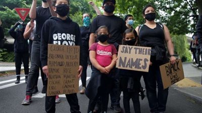 آلاف المتظاهرين يحاصرون مقر 