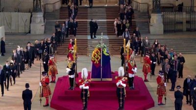صور.. لن تتخيل ما حدث لحارس أثناء تشييع جثمان الملكة إليزابيث