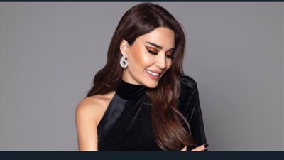 ببدلة زاهية ومكشوفة.. سيرين عبد النور تتألق على البحر