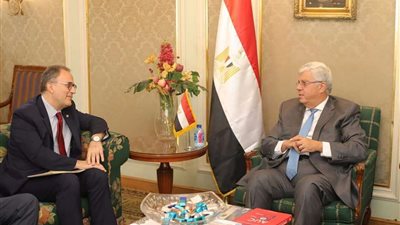وزير التعليم العالي يبحث آليات التعاون العلمي مع الجامعة الأمريكية بالقاهرة