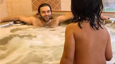 شريف رمزي يستمتع بالصيف مع نجليه‏ من غرفة الاستحمام (صور)