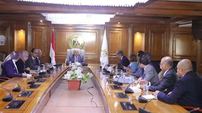 وزير التعليم العالي يبحث سبل تعزيز التعاون البحثي والعلمي مع مؤسسة كلاريفيت