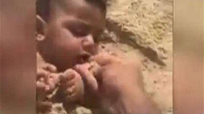 أغرب من الخيال.. أب يدفن رضيعه ويضع الرمال في فمه