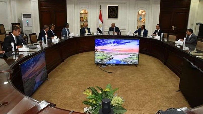 وزير الإسكان يلتقى