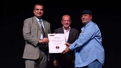 دخول لطفي لبيب بنوبة بكاء شديدة أثناء تكريمه بحفل ختام مهرجان أيام القاهرة للمونودراما