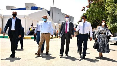بالصور.. وزير التعليم العالي يتفقد المستشفي الميداني بجامعة عين شمس