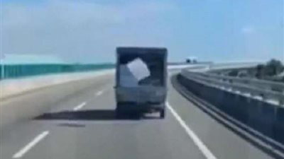 بالفيديو.. صندوق عجيب يسقط من شاحنة مرتين ويعود إليها
