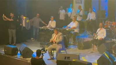 لقيتني كبرت فجأة.. خلال حفله بالساقية عبد الباسط يطلب طلب غريب من جمهوره