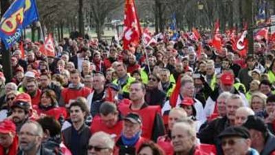 احتجاجات في فرنسا تطالب برحيل إيمانويل ماكرون