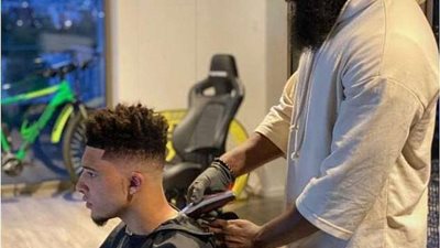 لقص شعرهما.. تغريم لاعبين في بروسيا دورتموند