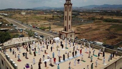 تحت أشعة الشمس الحارقة.. مصلون يؤدون صلاة الجمعة فوق سطح مسجد