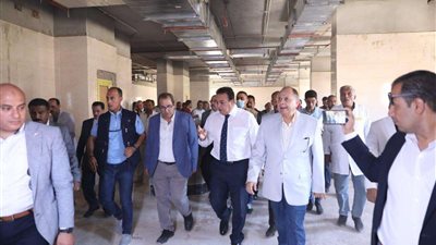 وزير الصحة ينتقد التأخيرات بمستشفى منفلوط النموذجي