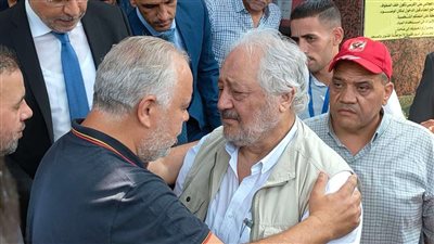 انهيار الفنان خالد زكي عقب وصول جثمان زوجته لمسجد مصطفى محمود.. صور