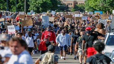 بالصور.. الاحتجاجات تجوب المدن الأمريكية للتنديد بمقتل 