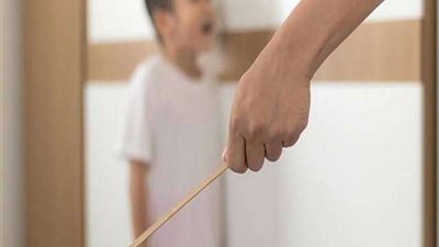 عمّ يتعدى على نجل شقيقه بالضرب المبرح في المنصورة