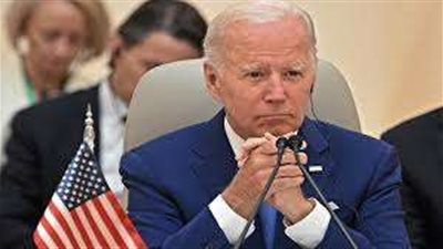 الرئيس الأمريكي بايدن وزوجته يودعان جثمان الملكة إليزابيث