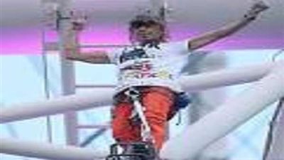 احتفالا ببلوغه الستين .. الرجل العنكبوت الفرنسي يتسلق ناطحة سحاب مؤلفة من 48 طابقاً