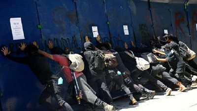 بالصور.. المتظاهرون في مكسيكو سيتي يرشقون السفارة الأمريكية