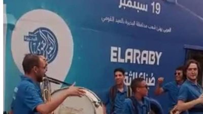 أتوبيسات مكشوفة تجوب شوارع مدن البحيرة احتفالا بالعيد القومي