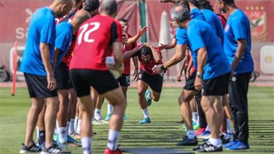 بهذه الطريقة استقبل لاعبي الأهلي الوافد الجديد شادي حسين |صور