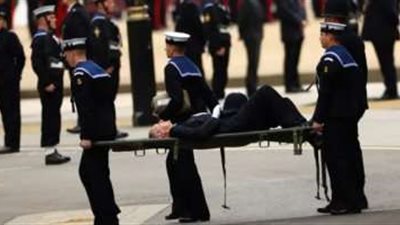 كلاكيت تاني مرة.. إغماء ضابط شرطة بجنازة الملكة إليزابيث