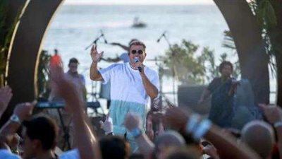 من هما النجمان اللذان يكتفي بمتابعتهما الهضبة عمرو دياب؟