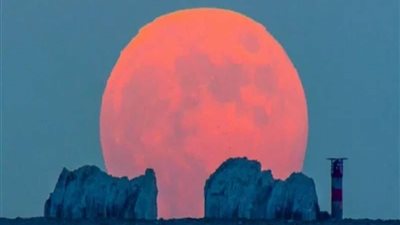 القمر الفراولة والعسل.. شاهد|| صور أجمل مخلوق شهر يونيو في سماء المحروسة