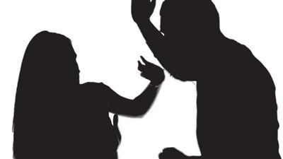 بيعلمه الأدب..  شاهد|| رجل يقتل زوجته أمام ابنه ويسجل اللحظة